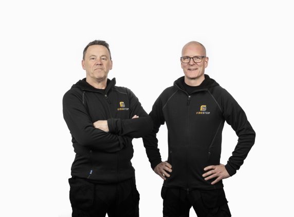 Thomas och Peter på företaget FireStop poserar med vit bakgrund